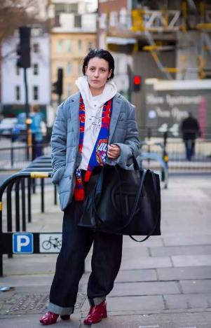 白色連帽衛衣搭配就是這么潮