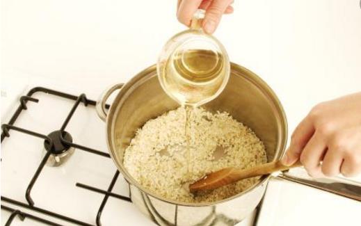 淘米水不但可以是天然去污劑 還能祛油潤膚哦