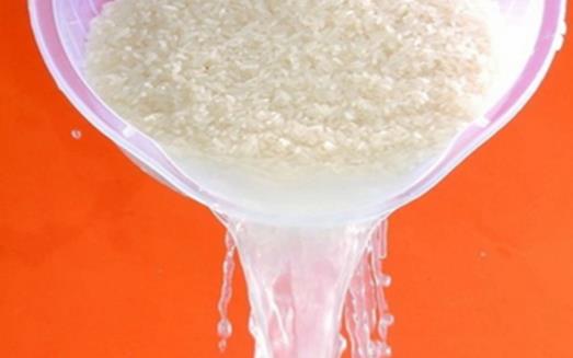 淘米水不但可以是天然去污劑 還能祛油潤膚哦