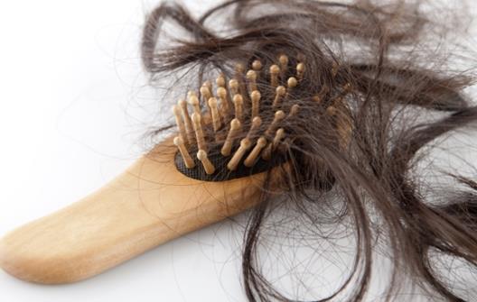 這些行為容易導(dǎo)致脫發(fā) 要及時(shí)改正