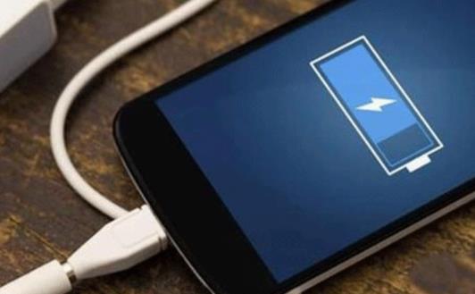 手機的充電誤區(qū) 邊充邊玩?zhèn)謾C也傷身體