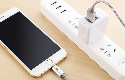 手機的充電誤區(qū) 邊充邊玩?zhèn)謾C也傷身體