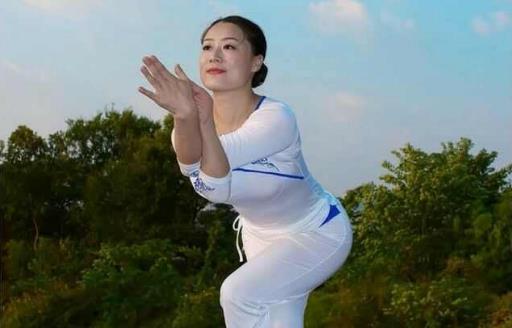 女生練翹臀器械訓練 練臀避免腿部變粗的方法