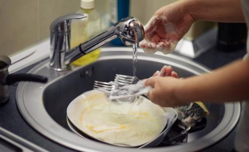 不少人洗碗還用洗潔精？蠢！教你用個(gè)小秒招，快速去油污