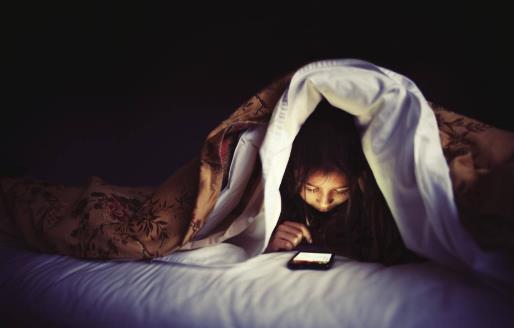 沉迷于玩手機很傷身 帶來4大危害讓你害怕