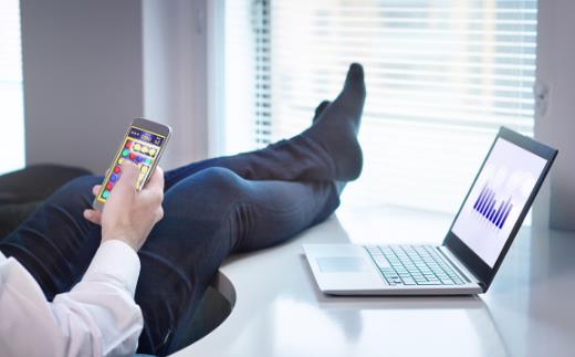 沉迷于玩手機很傷身 帶來4大危害讓你害怕