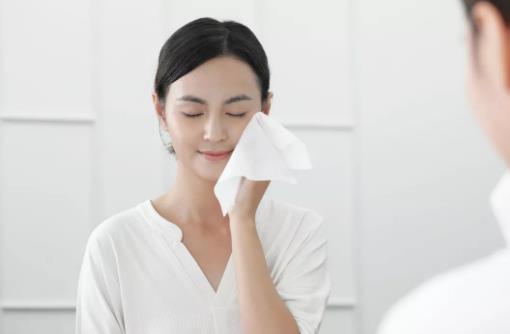 用鹽洗臉功效多多 潔面四法則教你洗出牛奶肌