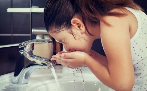 用鹽洗臉功效多多 潔面四法則教你洗出牛奶肌