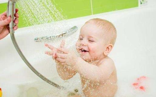 給嬰兒洗澡的方法 嬰兒洗澡注意事項