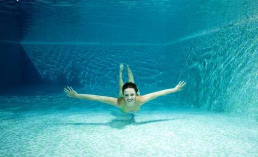 游泳時，掌握水感是取得效率的關(guān)鍵，那什么方法可以提升