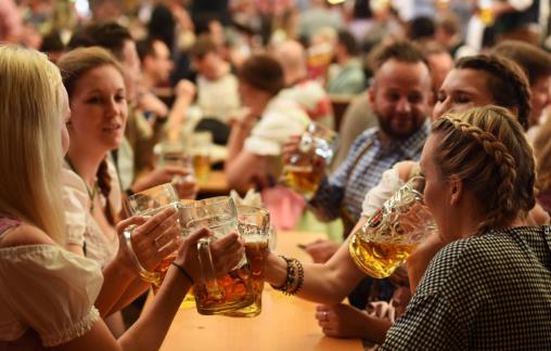 黑啤酒、黃啤酒,夏天應該喝哪種?不管好壞,喝酒別超過