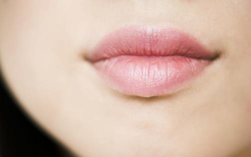 嘴巴周?chē)l(fā)黑的飲食調(diào)理 唇毛過(guò)多的去除方法