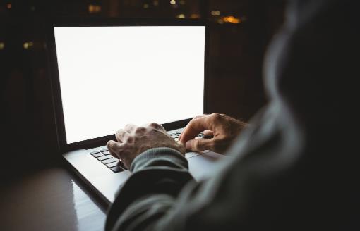 睡前愛玩電腦手機 擔心疾病找上你