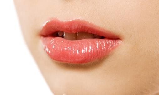 護(hù)膚時(shí)不要忘記護(hù)唇