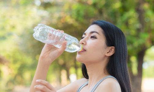 中國人為什么不能喝涼水？塞牙！