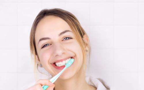 逼死強迫癥!早上起床先喝水還是先刷牙