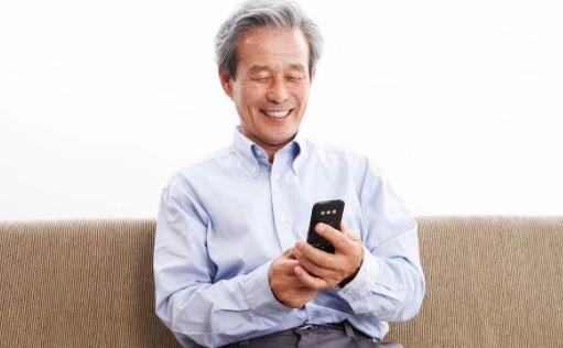 中老年朋友人沉迷手機視疲勞 老眼昏花不一定是老視