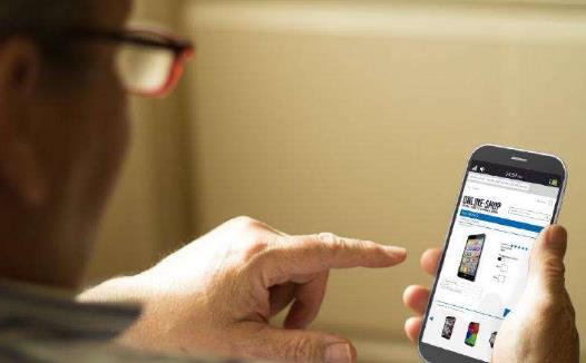 中老年朋友人沉迷手機視疲勞 老眼昏花不一定是老視