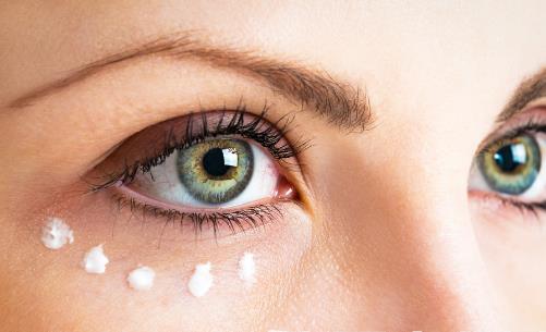 眼霜和眼部精華的區別是什么 為什么用眼霜會長脂肪粒