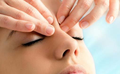 脂肪?？烧鏌┤?祛除脂肪粒眼周小顆粒日常養護