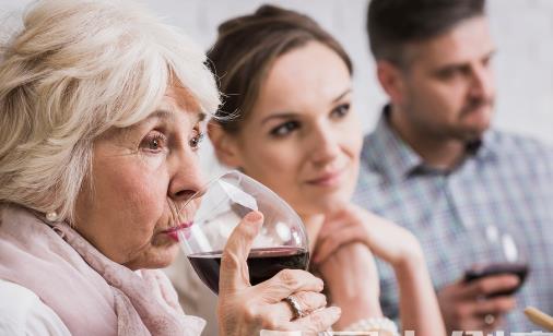 老人常喝洋蔥泡紅酒的好處 洋蔥泡紅酒的簡(jiǎn)單做法