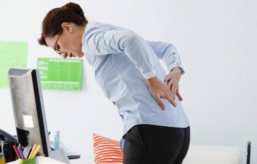 背痛突然襲擊辦公室白領 記著給自己買個腰枕