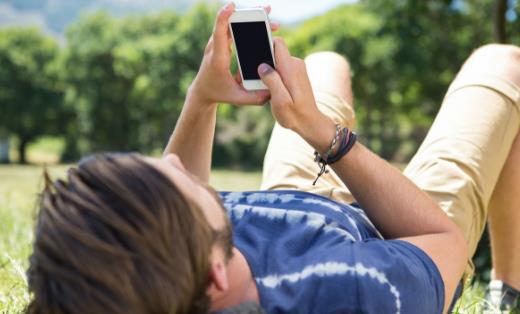 長期熬夜玩手機 當心8大危害