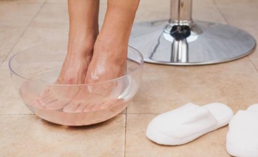 燙水泡腳不是人人都適用 泡腳容器的要求揭秘