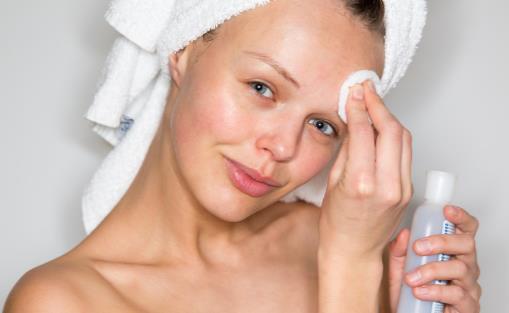 想要臉上不長痘 卸妝一定要做好