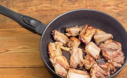 不粘鍋還是鐵鍋好 使用不粘鍋的細節你留意過嗎