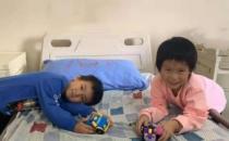 孩子看東西瞇眼、歪頭就是近視？可能是先天性白內(nèi)障在搞鬼