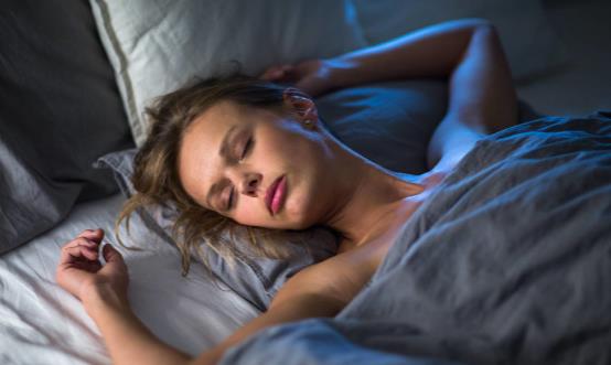 睡得好好的突然感覺一腳踩空 專家帶你揭秘這種癥狀的原因