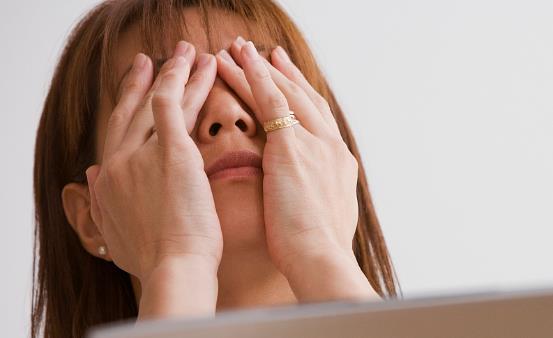 睡前長時間玩手機(jī)的6大危害 長時間玩手機(jī)注意的四點(diǎn)