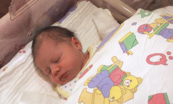 寶寶喝奶之后媽媽會拍嗝嗎7招預防寶寶吐奶，照這樣做就OK!