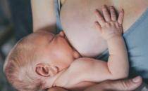 四種喂奶姿勢(shì)媽媽可以換著來(lái) 媽媽們?nèi)f萬(wàn)不可取的喂奶姿勢(shì)