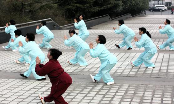 最適合老年人的健身運動 空轉呼啦圈健腰椎