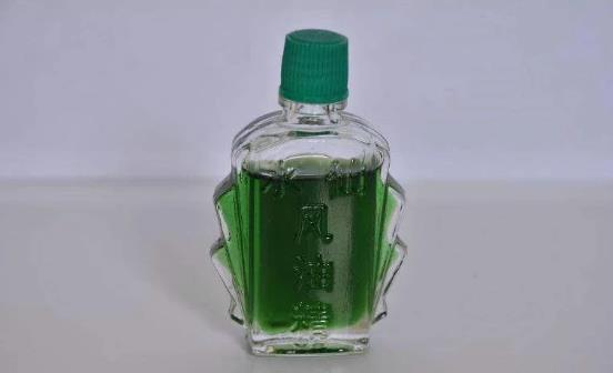 風油精和清涼油都是夏季必備的藥品。平時感冒、頭暈、蚊蟲叮咬都