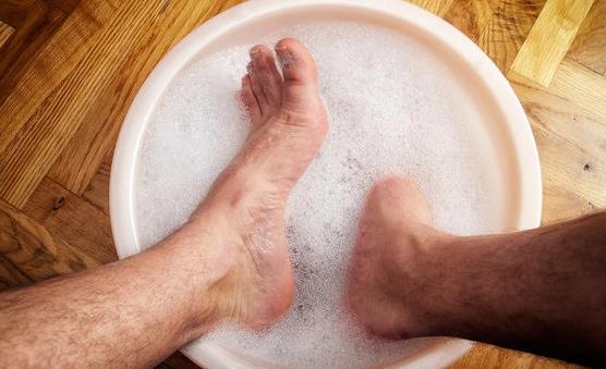 老人常泡腳的好處 3類(lèi)人最好別泡再舒服也不行