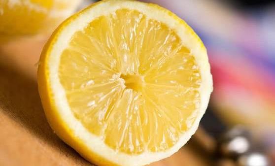 檸檬切片泡水喝清香怡人好處多 檸檬水的制作妙招