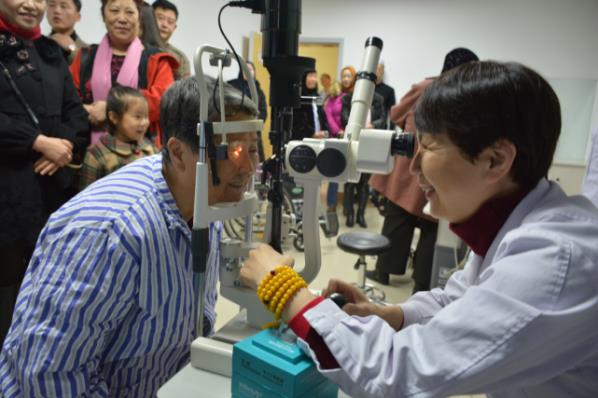 他們在愛爾眼科醫(yī)院“告白”成功,引領(lǐng)新一代敬老方式
