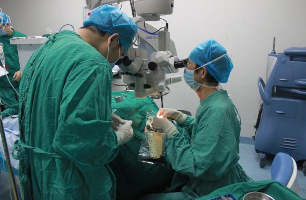 8年前的眼病，她跨越上千公里到南寧接受角膜移植