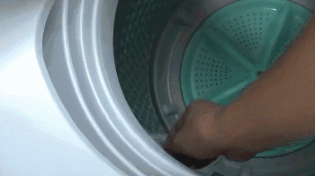 剛洗好的衣服總是會沾滿毛絮原因 簡易清潔洗衣機方法小竅門