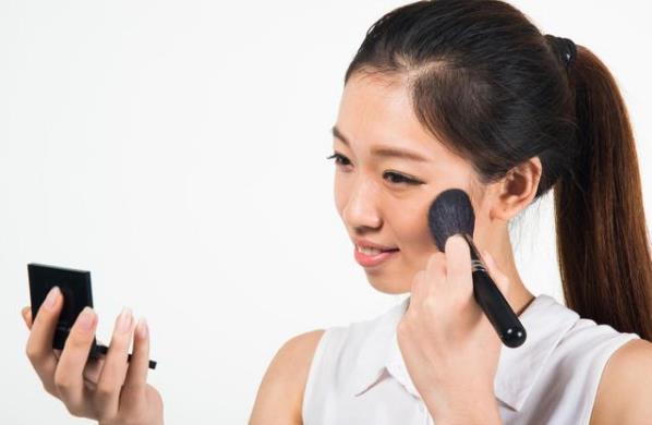 長期睡前玩手機的人，面部若有3癥狀，可能是肝在“吐槽”