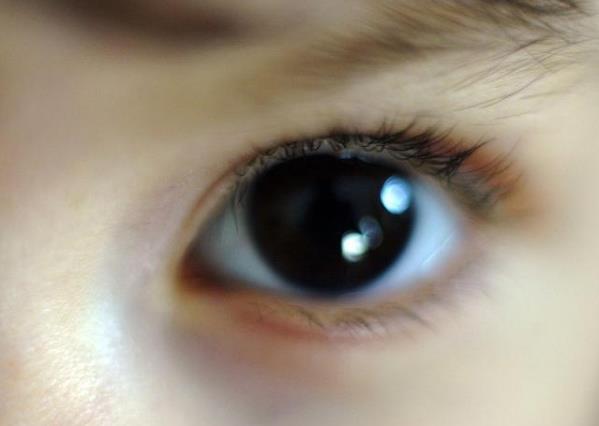 長期睡前玩手機的人，面部若有3癥狀，可能是肝在“吐槽”