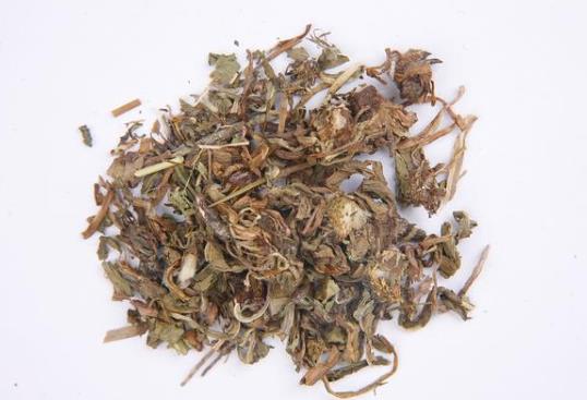 長期睡前玩手機的人，面部若有3癥狀，可能是肝在“吐槽”