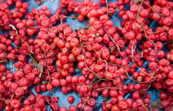 長期睡前玩手機的人，面部若有3癥狀，可能是肝在“吐槽”