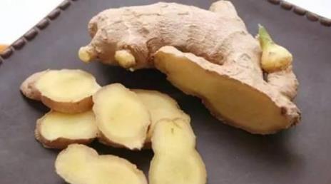 生姜放久了失去水分干巴巴的，這樣保存，可以吃一年新鮮生姜