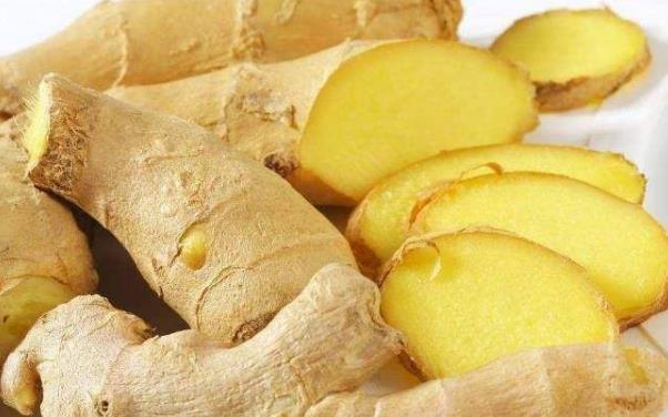 生姜放久了失去水分干巴巴的，這樣保存，可以吃一年新鮮生姜