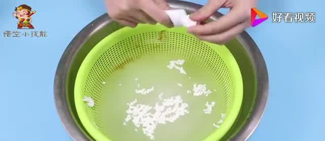 菜籃子縫隙難清洗？倒點白醋和淀粉，菜籃子的油污都洗凈