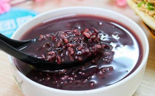 黑米粥有哪些功效與作用?黑米粥養(yǎng)胃嗎?怎么做養(yǎng)腎